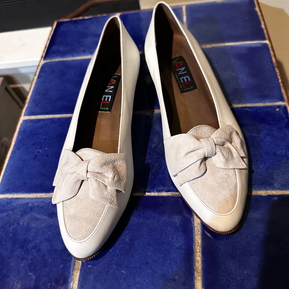 Ivory Van Eli Loafer Flats w/  Bows on Toes. Italy Handmade Vintage NOS - 7.5 - Picture 1 of 9
